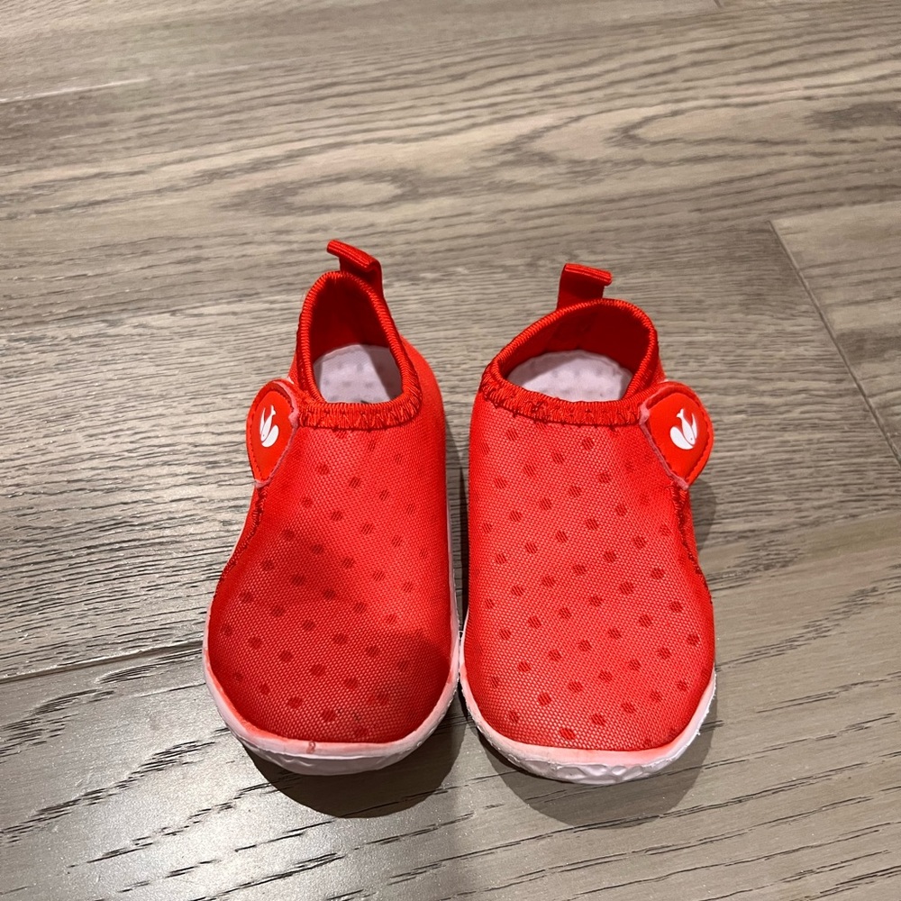 Toddler water shoes size 4